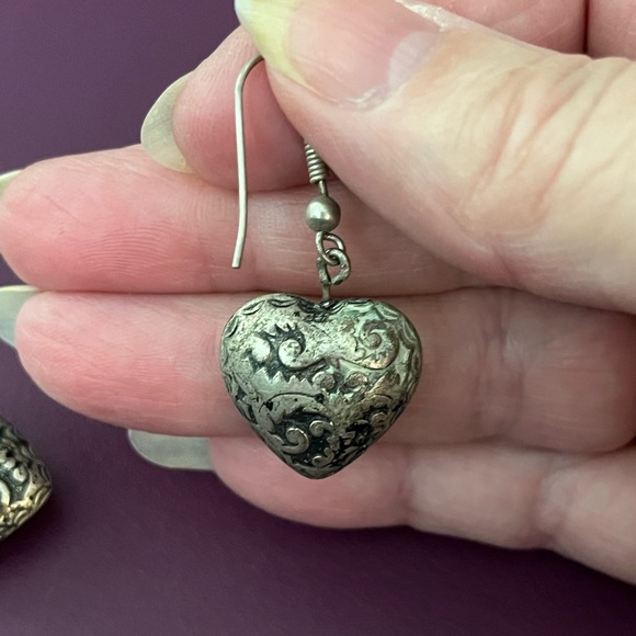 🆕Heirloom looking fat 3/4” hearts on hooks. Very elegant. NIB. - Picture 5 of 7
